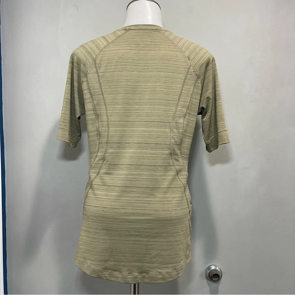 Athleta Pacifica Illume Fitted Olive Half Zip
UPF 50+ Short Sleeve Rashguard - Picture 4 of 10